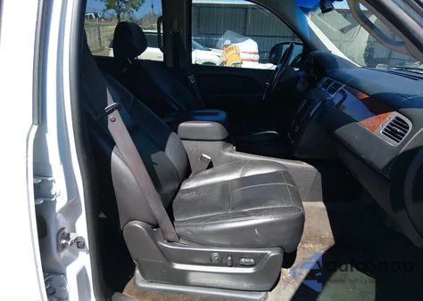 2008 Chevrolet Tahoe Ltz z USA, uszkodzony, nr VIN 1GNFC13038J177108